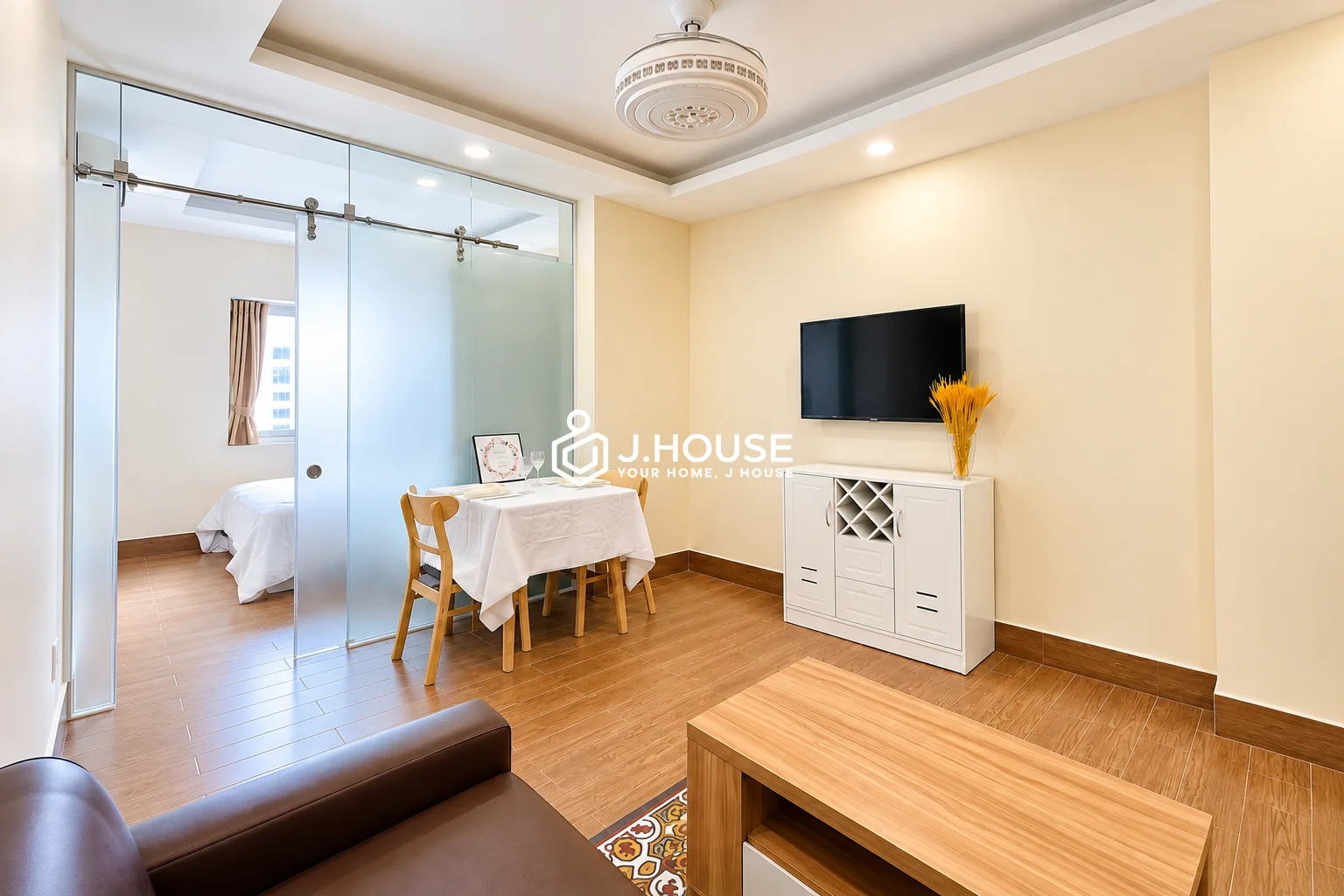 Cozy 1-Bedroom Serviced Apartment at Rome Apartment, Thao Dien