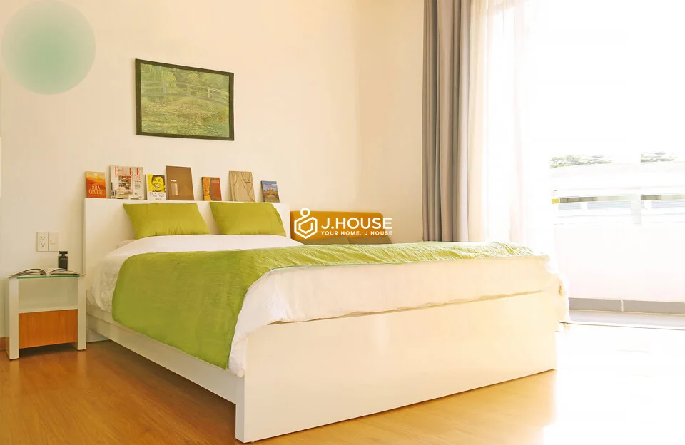 Serviced apartment for lease with balcony and bathtub in dist.4