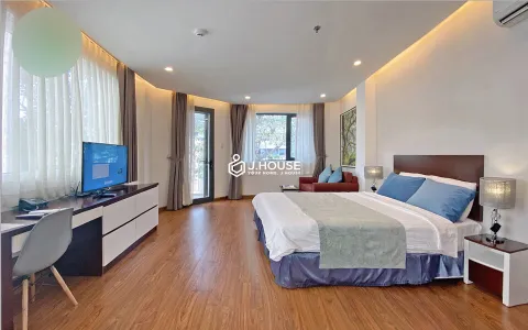 Căn Hộ 1PN Góc, Ban Công, Nội Thất Hiện Đại tại Three Oaks 4, Q3