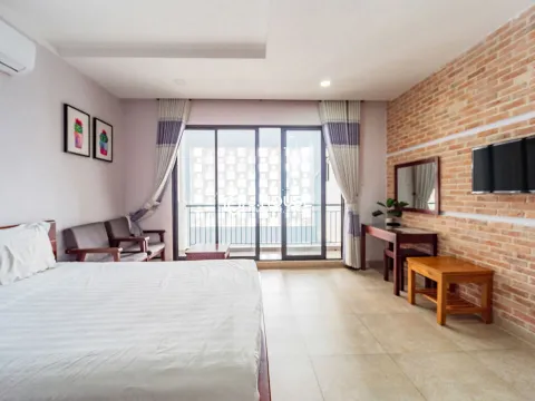 Modern Apartment with Balcony for Rent at Lam Son Apartment