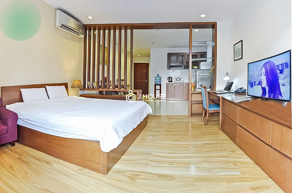 Luxury Studio Type B with Balcony & Bathtub at Three Oaks 1 D1