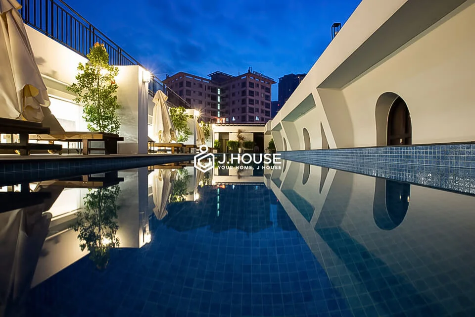 2 Separated bedrooms with wooden floors, bathtub, gym and pool