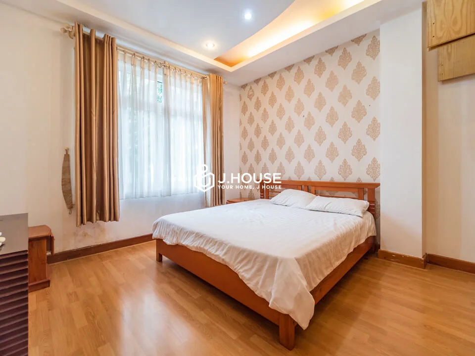 Căn hộ 1 phòng ngủ rộng rãi với sàn gỗ, máy giặt riêng, cửa sổ lớn