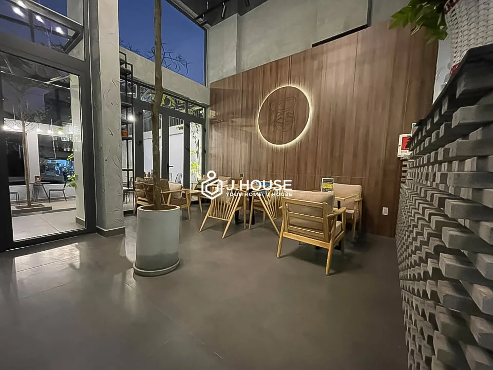 Căn hộ hiện đại có ban công tại Minh's Serviced Apartments Thảo Điền