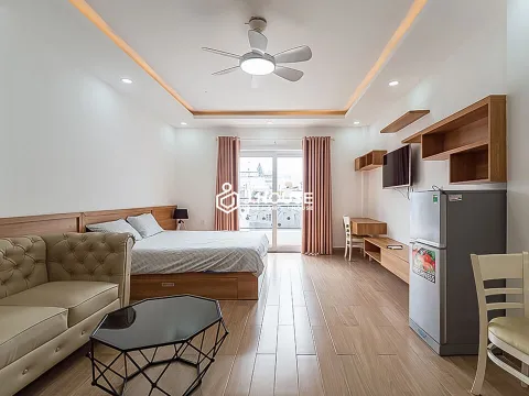 Spacious studio with balcony in Nguyen Ba Huan Street