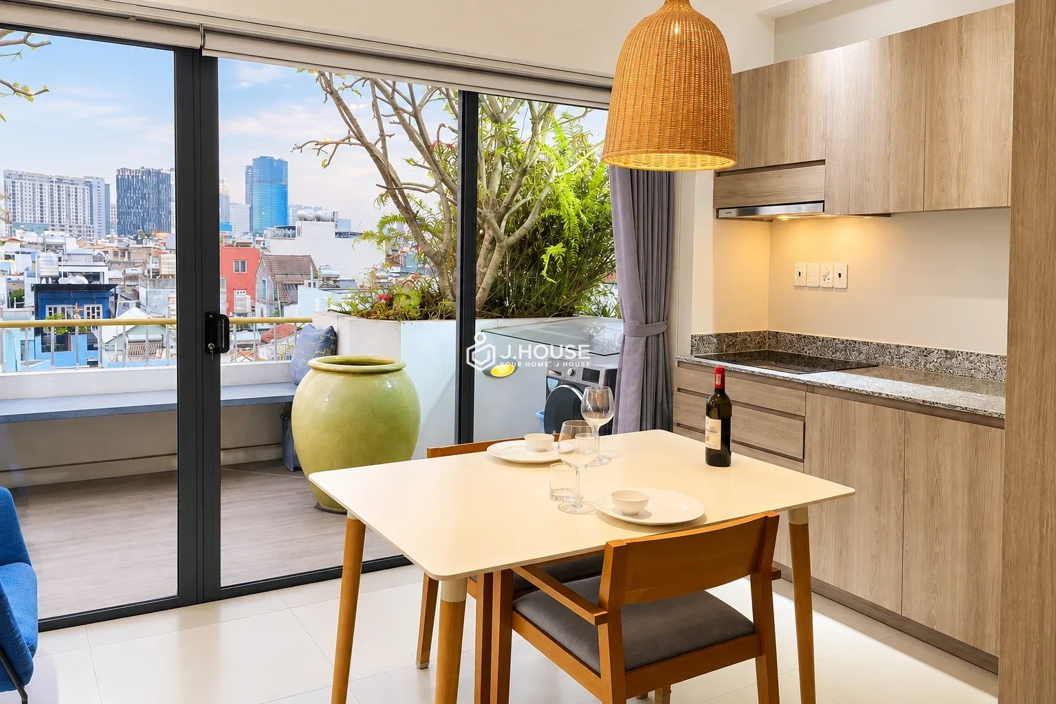 Luxurious studio with balcony in District 4
