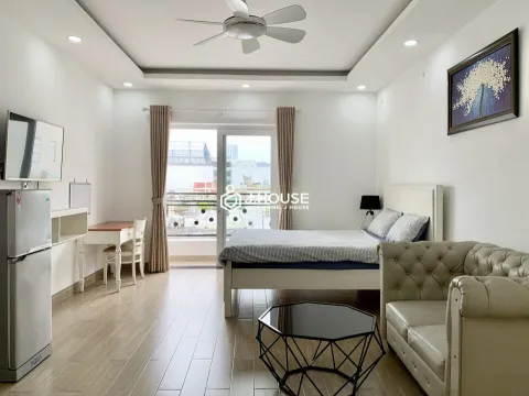 Căn hộ dịch vụ rộng full nội thất có ban công tại Thảo Điền Quận 2