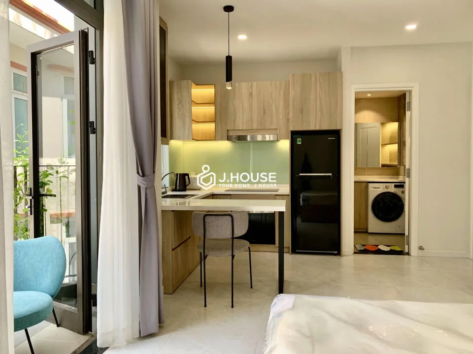 Căn hộ dịch vụ hiện đại có ban công tại JP Apartment Thảo Điền
