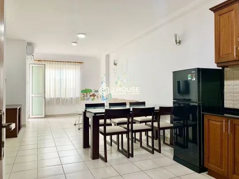 Căn hộ dịch vụ 2 phòng ngủ có ban công tại Thảo Điền, Quận 2