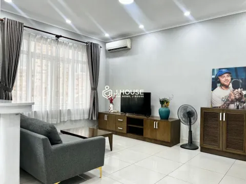 Căn hộ 2 phòng ngủ có ban công và hồ bơi tại Thảo Điền, Quận 2
