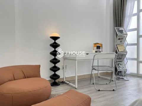 Căn hộ Minimalist rộng rãi và yên tĩnh có ban công tại Quận 1