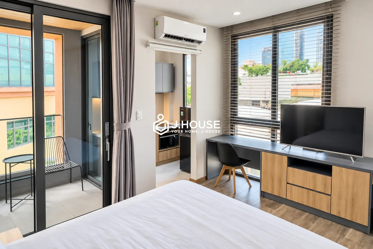Studio Apartment with Bathtub & Balcony at AV House, District 3