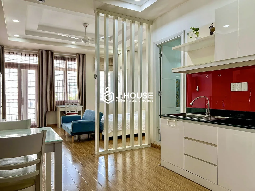 Bright Studio Serviced Apartment District 1 with Balcony