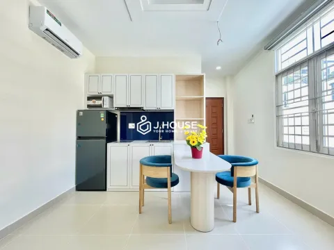 Cho thuê căn hộ 1 phòng ngủ hiện đại 50m2 có ban công tại Quận 5