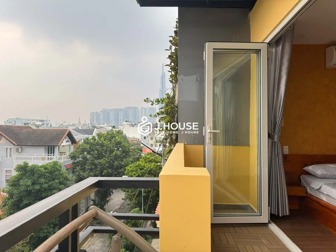 Top Floor Studio Apartment with Balcony District 2 - Sky Home