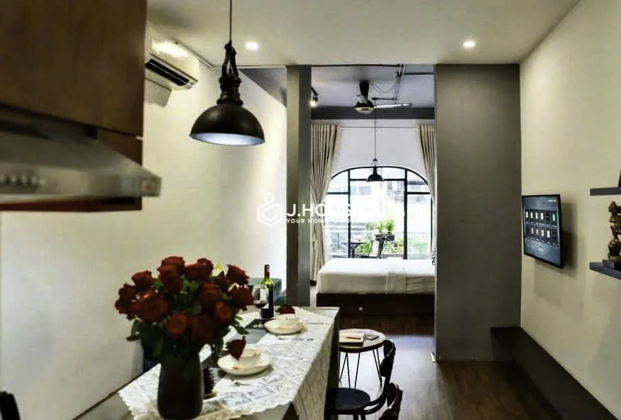 Thuê Studio Ấm Cúng, Phong Cách Vintage & Cửa Sổ Lớn tại Quận 1