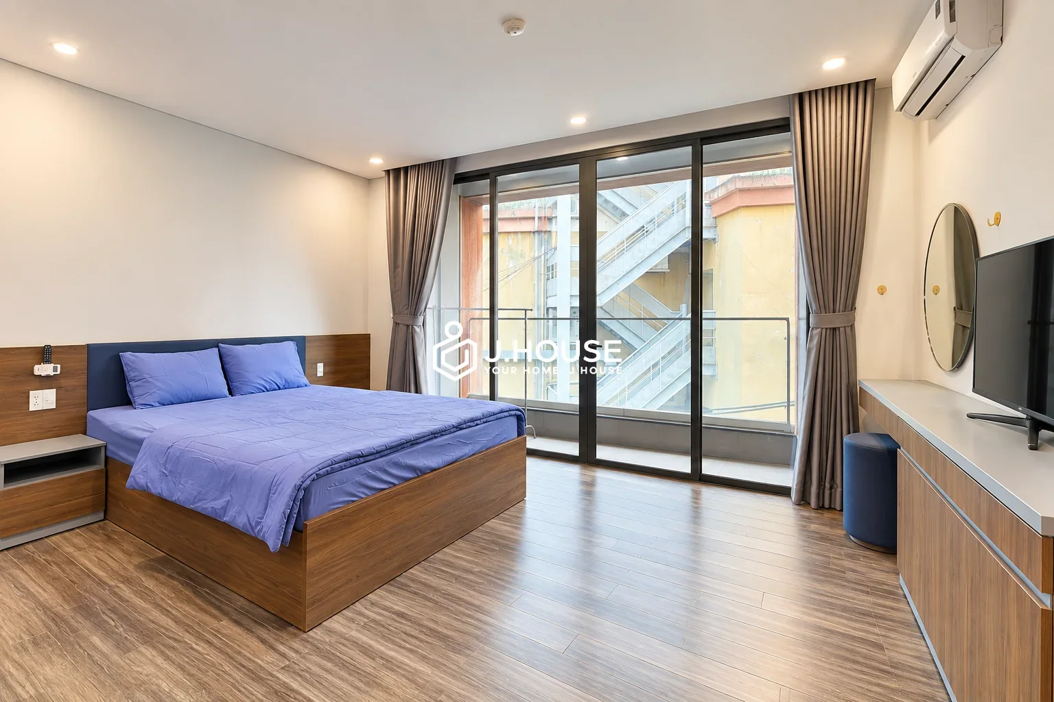 Modern Studio with Balcony and Private Washer, Bathtub - AV House D3